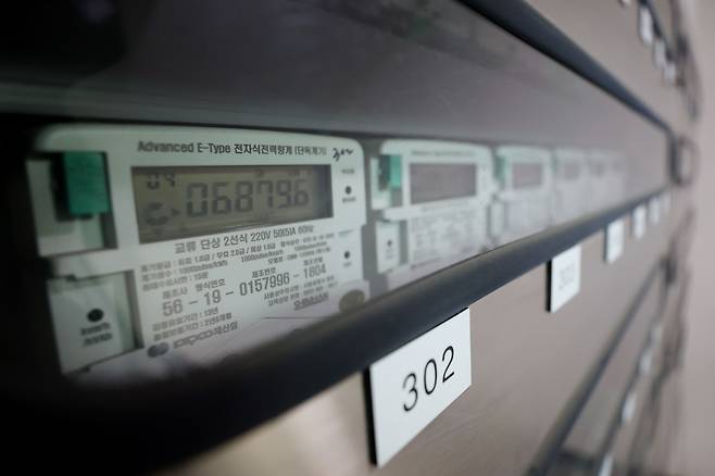 4분기 전기요금 인상이 발표된 23일 오전 서울의 한 아파트에 전기계량기가 설치돼있다./연합뉴스