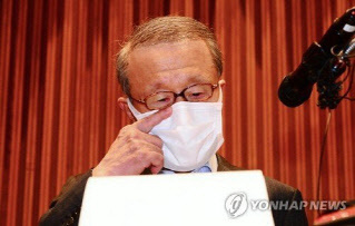 홍원식 남양유업 회장이 지난 5월 열린 대국민 기자회견에서 눈물을 보이고 있다. 이 자리에서 홍 회장은 경영권을 포기하고 회사를 매각하겠다고 밝혔다. 연합뉴스