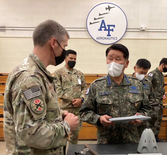 박인호 공군참모총장이 지난 8월 27일(현지시간) 미국 공군사관학교의 항공공항 및 우주공학 실험실을 방문해 미공사 교수 및 생도들과 의견을 나누고 있다. 사진=공군 제공