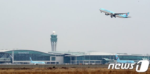 인천국제공항 제2여객터미널 위로 비행기가 이륙하고 있다. © News1 황기선 기자 /사진=뉴스1