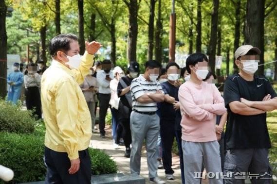 최대호 안양시장 23일 관내 임시선별검사소 4곳 현장점검. 사진제공=안양시