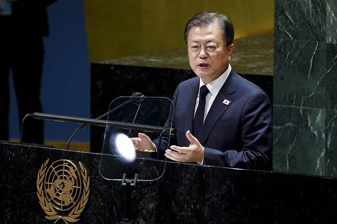 President Moon Jae-in delivers a keynote address at the UN General Assembly in New York on Tuesday. (Yonhap News)