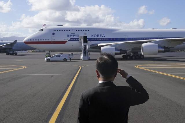 문재인 대통령이 22일(현지시각) 미국 히캄 공군기지 19번 격납고 앞에서 한미 유해 상호 인수식을 마치고 대통령 전용기에 오르고 있는 한국전 전사자 유해를 향해 경례를 하고 있다. 연합뉴스