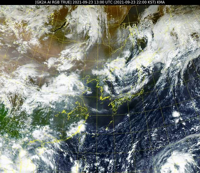 천리안위성 2A호가 23일 오후 10시 촬영한 동아시아 영상. 오른쪽 아래 제33호 열대저압부가 보인다. 국가기상위성센터 제공