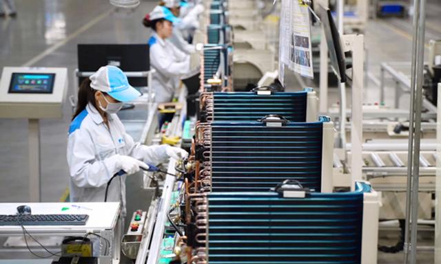 베트남에 진출한 일본 글로벌 기업들이 몰려 있는 북부 흥옌성 산업단지에서 현지 노동자들이 에어컨을 조립하고 있다. VN익스프레스 캡처