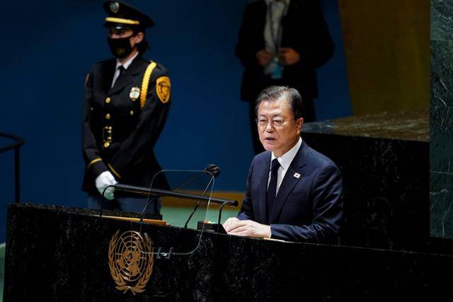 문재인 대통령이 21일 미국 뉴욕 유엔 총회장에서 기조연설을 하고 있다. 문 대통령은 이날 "남북미 또는 남북미중이 모여 한반도에 전쟁이 종료되었음을 선언하길 제안한다"고 밝혔다. 청와대 제공