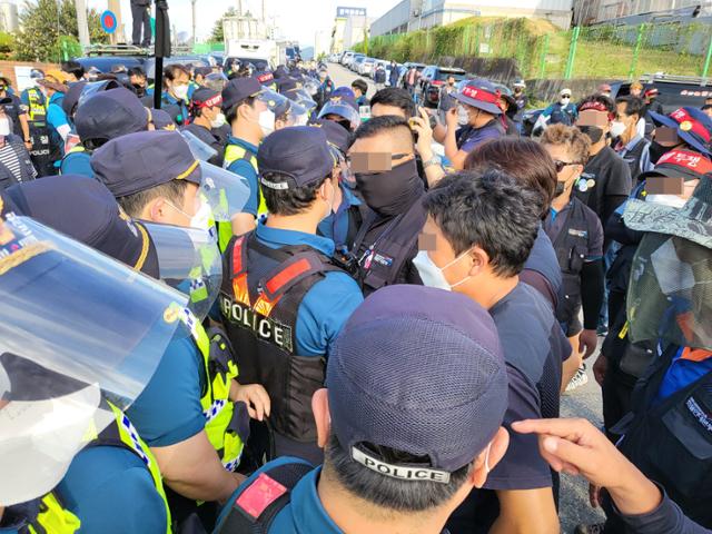 민주노총 화물연대가 23일 오후 충북 청주시 SPC 청주공장 앞에서 경찰과 대치하고 있다. 뉴시스