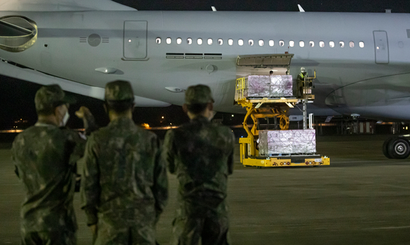 얀센 백신 100만명 분이 실린 한국 공군 공중급유기 KC-330이 5일 새벽 경기 성남시 서울공항에 도착하고 있다.(사진공동취재단) [사진=뉴시스]