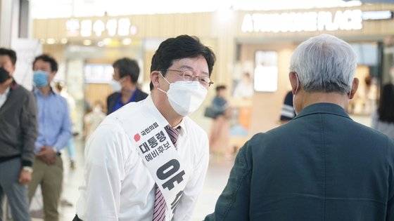 국민의힘 대권주자인 유승민 전 의원이 20일 오후 동대구역에서 귀성객 등에게 인사를 하고 있다. 유승민 캠프 제공