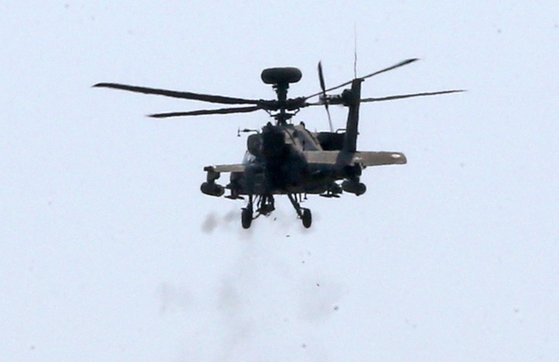 지난 6월 8일 경북 포항 남구 장기면 수성사격장 주변에서 주한미군 AH-64 아파치 헬기가 체인건으로 사격하고 있다. [연합뉴스]