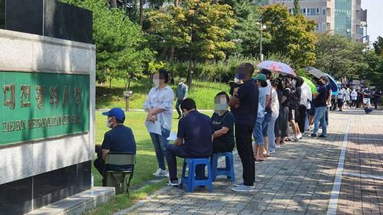 지난 22일 대전시청 선별진료소에 시민들이 검사를 받기위해 길게 줄을 서있다. 김방현 기자