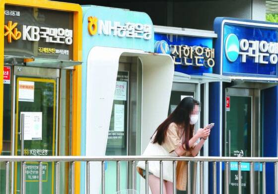 국민은행은 오는 29일부터 한시적으로 새로운 가계대출 한도 기준을 적용하기로 했다. 대출 한도와 금리 인상을 한 지 일주일 만이다. 사진은 서울 시내에 주요 은행 ATM기기. 연합뉴스.