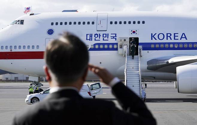 문재인 대통령이 22일(현지시간) 미국 히캄 공군기지 19번 격납고에서 열린 한미 유해 상호 인수식에서 공군1호기로 봉송되는 유해를 향해 경례하고 있다. 호놀룰루|연합뉴스