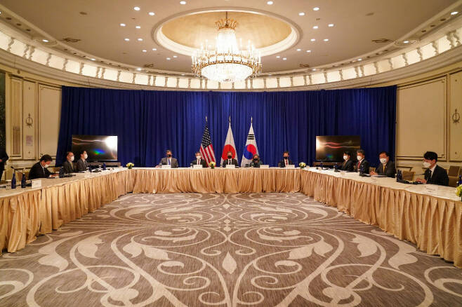 한미일 3국 외교장관들이 22일(현지시간) 뉴욕 롯데뉴욕팰리스호텔에서 회담을 하고 있다. 외교부 제공