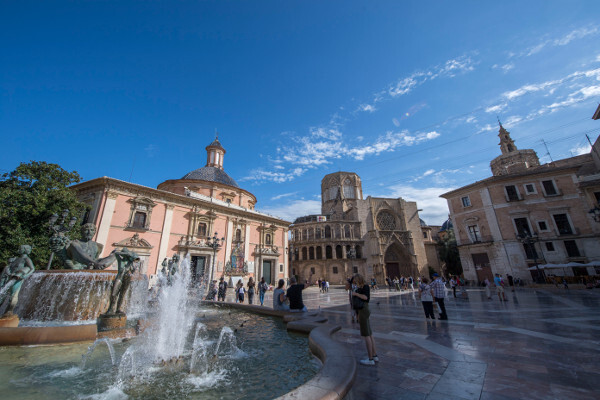 21일 오후(현지시간) 스페인 발렌시아의 중심지 비르헨 광장을 찾은 사람들이 사진을 찍거나 모여 앉아 햇빛을 즐기고 있다. 가운데 발렌시아 대성당 오른쪽에 미켈레테 종탑이 우뚝하다. 이 일대에 발렌시아 대표 관광지가 대거 몰려 있다.