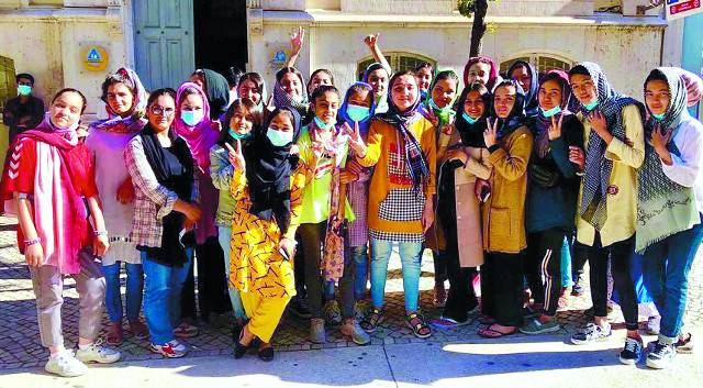 아프가니스탄 여자 청소년 축구팀 선수들이 21일(현지시간) 포르투갈 수도 리스본에서 함박웃음을 지으며 기념촬영을 하고 있다. 이들은 미군이 아프간을 철수한 지 3주 만인 지난 19일 국제 공조로 포르투갈에 도착했다. AP연합뉴스