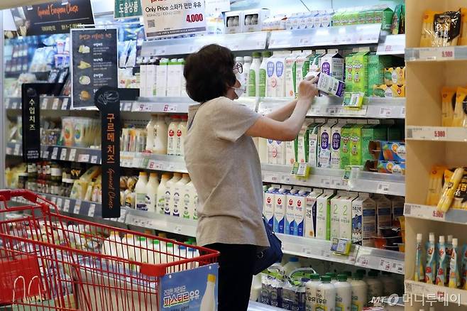 서울 시내의 한 대형마트에서 고객들이 우유 제품을 살펴보고 있다./사진=이기범 기자 leekb@