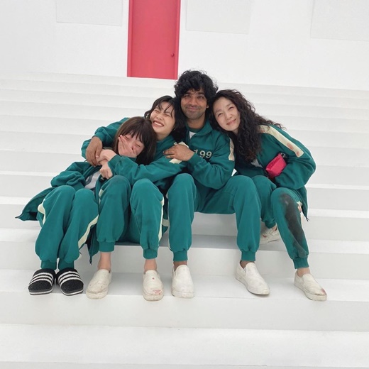 The cast of Squid Game such as Jung Ho Yeon and Lee Yoo-Mi showed off their teamwork.Lee Yoo-Mi released a behind-the-scenes cut of the Netflix series Squid Game on his Instagram on the afternoon of the 23rd.Photos showed Actor Lee Yoo-Mi (played by Ji Young), Chung Ho-yeon (played by Dawn), Anupam Triparte (played by Ali) from India and Kim Joo-ryeong (played by Han Beauty).Unlike the competition for survival in the Squid Game, they attracted attention by creating a cheerful atmosphere.Lee Yoo-Mi said, Ji Youngs last shot is Squid Game, adding, I am the only shoe.Squid Game is a Netflix series about people who participated in the question survival with a prize money of 45.6 billion won, risking their lives to become the last winner and challenging the extreme game.It was the first Korean series to be ranked # 1 in the US Netflix Top 10 of the Day, as well as to reach the top of 39 countries.