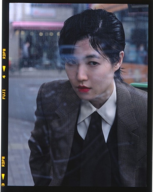 Actor Shim Eun-kyung showed off his hip charmShim Eun-kyung posted a number of pictures of pictorial B-cuts on his Instagram on the 22nd without any special comments.The photo shows Shim Eun-kyung, who is wearing a suit and radiating intense charisma.Short cut short hair style highlights the girl crush charm of Shim Eun-kyungIn a photo in a dot pattern see-through blouse, Shim Eun-kyung created a free-spirited atmosphere with funky styling that he had never seen before.In the black and white photographs, Shim Eun-kyung shows off his dark charm and overwhelms the viewers.The netizens who saw this are B cut B means best, Wow, really crazy, If you look at this sister, you can tear off all the money, It is really very handsome....I responded with a comment.Shim Eun-kyung starred in the Japanese NHK drama Gunchung area which will be broadcasted on October 15th.In the work, Shim Eun-kyung plays the main character Kim Jun-hee, who was a member of the absolute popular five-member band Indigo AREA.