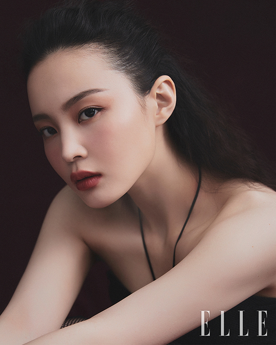 A makeup picture of singer Lee Hi has been released.Lee Hi, who has been actively working on Regular 3rd album 4 ONLY, recently filmed a picture with fashion magazine Elle.Lee Hi in the public picture shows off the overwhelming Aura with chic lip colors that steal the Sight.From the shining RED lip, the Brick RED lip in autumn winter, and the trendy MLBB lip, you can see the truth of the photographer.It is the back door that the staff applauded and cheered Lee His professional spirit, which showed off the charm of chameleon by trying various styling transformations every cut.The photo shoot was made in four colors directly selected by Lee Hi, adding more speciality.