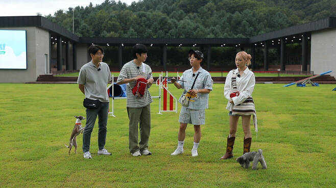 Park Sung-Kwang and Seol Chae-hyun came to the pet key Kim Hee-chul X Taeyeon team.Park Sung-Kwang and his Pet Korean Liberation Army appeared as guests in the 5th JTBC Travel Battle - Pet Key (hereinafter referred to as pet key, planning Yang Ji-young, directing Kang Sung-woong) broadcast on September 23, and the Gapyeong, Chunchon area was traveled with Kim Hee-chul X Taeyeon team I do.In particular, this Travel is the first veterinarian and pet trainer in Korea, Seol Chae-hyun and his Pet world, and he has strengthened Kim Hee-chul X Taeyeon team.Park Sung-Kwang said, The sequence is bottom in the house.I want to be treated as a king in this Travel, Kim Hee-chul X Taeyeon said, I prepared a full course pet key for the previous year. The first course of Travel is a Pet theme park in Chuncheon, which was found with the introduction of Seol Chae Hyun.But in the rain that suddenly started to pour, Kim Hee-chul and Taeyeon were in crisis from the start of Travel.Due to the rain and slippery grass conditions, Kim Hee-chul and Taeyeon had to quickly modify the Travel course.The Tangu Cafe that suddenly started.Taeyeon, who has ambitiously prepared lime mojito to crople ingredients, has been proud of his novice chef by cheating on stretch recipes to satisfy Park Sung-Kwang.Taeyeon, who challenged the crouple for the first time in his life, burned the crouple and showed a scurry appearance, drawing the laughter of the performers.Park Sung-Kwang, who visited pet key in anticipation of the kings treatment, took on the apogato toll from the apogato to the rear of the cafe, and rather than the kings treatment, he was confused throughout the travel.