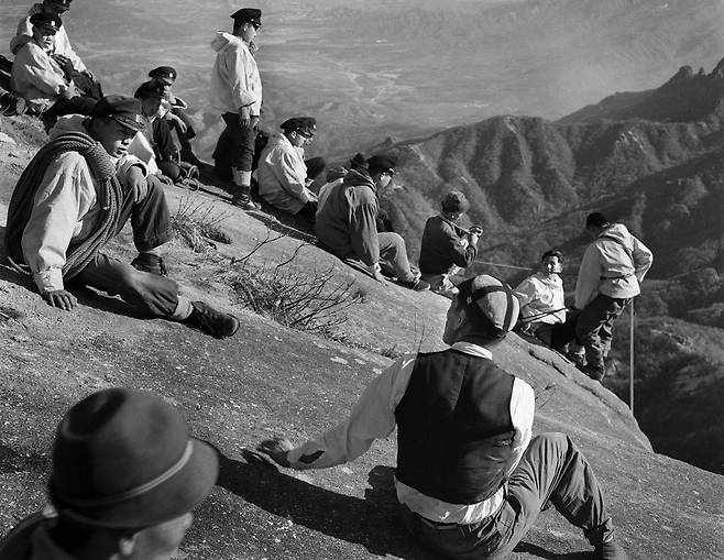 1959년, 도봉산 만장봉에서 학생들에게 하강을 가르치는 김정태 선생