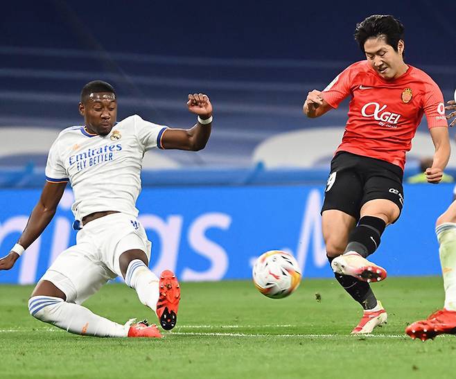 추석 연휴 마지막 밤인 23일 새벽 유럽 빅리그에서 뛰고 있는 코리안리거들이 맹활약해 국내 축구팬들을 기쁘게 했다. 마요르카 이강인(오른쪽)이 레알 마드리드와의 스페인 프리메라리가 경기에서 골을 터뜨리고 있는 모습. 마요르카 트위터 캡처