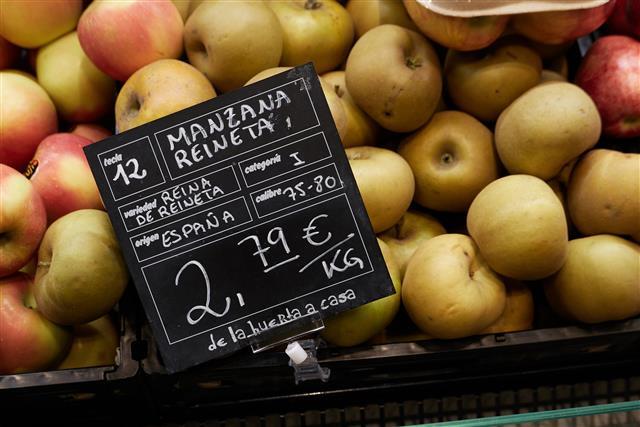 스페인의 한 마트 매대의 사과. 지금까지 확인된 사과 품종은 7500개가 넘는다.
