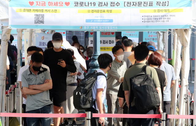 지난 22일 서울 중구 서울역 광장 임시선별검사소에서 귀경객들이 코로나19 검사를 기다리고 있다./권욱 기자
