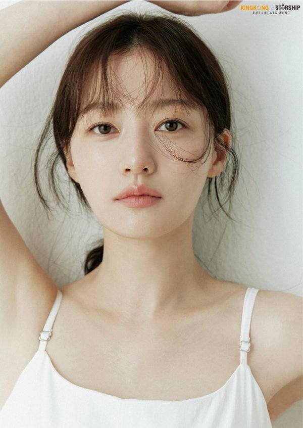 A new Profile for Actor Song Ha-yoon has been unveiled.On the 23rd, King Kong by Starship released several new profiles of Song Ha-yoon, which is a Fairy pitta charm.Song Ha-yoon in the public photo is staring at the camera with a pure white One Piece and boasting a visual reminiscent of a fairy.His distinctive features and transparent skin maximize his unique neat and lovely beauty and focus attention.In the following photos, Song Ha-yoon is showing a 180-degree difference from the previous photos in the background of black color, and boasts the charm of the drama and the drama.In particular, he overwhelmed his gaze with alluring eyes and chic gestures, giving him a unique atmosphere.Song Ha-yoon has been active in various works and has become a popular actor.He was loved by the public for boasting of his lovely visuals and solid acting skills through MBCs My Daughter, Golden Moon, KBS 2TVs Ssam, My Way, MBNs Joy of the Mars, and the movie Perfect Other.Recently, he showed a wide range of performances with MBC Everlon Please dont meet the man, and he is releasing a new profile, foreshadowing more active activities and adding expectations to future moves.Song Ha-yoon is reviewing his next film.