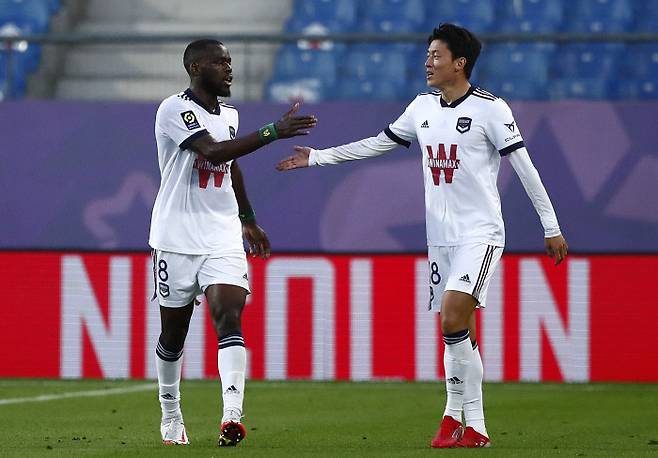 보르도의 황의조(오른쪽)가 23일 프랑스 몽펠리에의 스타드 드 모손에서 열린 몽펠리에와의 2021~2022 프랑스 리그1 7라운드 원정 경기에서 전반 18분 동점골을 넣은 뒤 동료와 기뻐하고 있다. 몽펠리에 | EPA연합뉴스