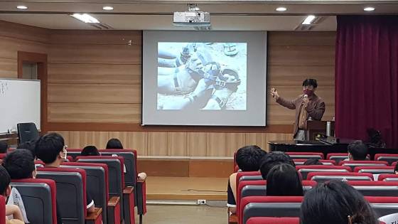 영화 '부활'의 구수환 감독이 메산중학교에서 강연을 한 모습./사진제공=이태석재단