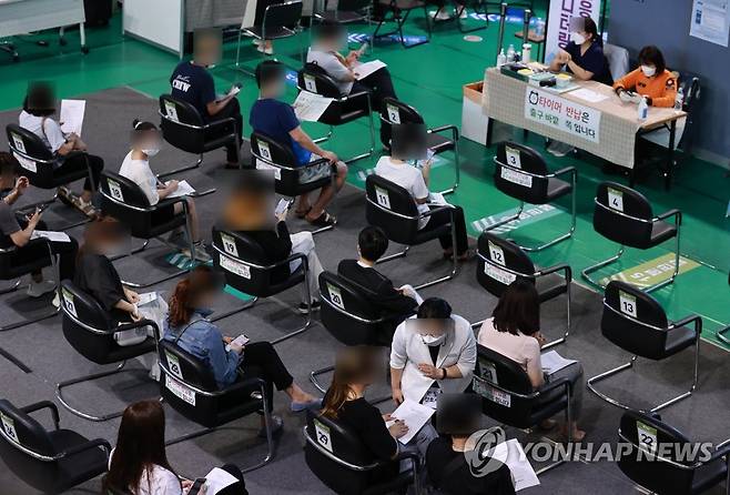 연휴 마치고 다시 속도내는 코로나19 백신 접종 (서울=연합뉴스) 홍해인 기자 = 23일 서울 서대문구 북아현문화체육센터에 마련된 코로나19 백신접종센터를 찾은 시민들이 백신 접종 뒤 이상반응 모니터링을 하며 대기하고 있다.
    추석 연휴 기간 상당수 코로나19 백신 위탁의료기관과 접종센터가 문을 닫거나 단축 운영을 하면서 1·2차 합산 접종자 수는 1만명대까지 떨어졌으나 다시 수십만건에서 100만건 이상으로 늘어날 전망이다.
    코로나19 예방접종대응추진단(추진단)에 따르면 하루 1·2차 합산 접종자 수는 추석 당일인 지난 21일 1만655명으로 집계됐다. 2021.9.23 hihong@yna.co.kr