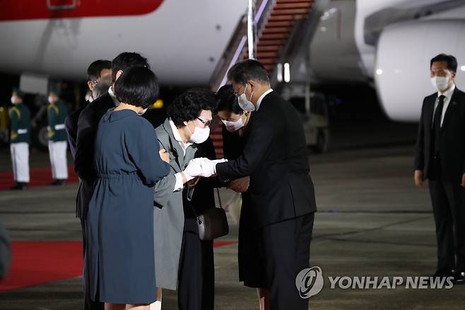 국군 전사자 유족 위로하는 문 대통령 내외 (성남=연합뉴스) 최재구 기자 = 방미 일정을 마치고 귀국한 문재인 대통령과 김정숙 여사가 23일 밤 서울공항에서 열린 국군 전사자 유해 봉환식을 마치고 국군 전사자 유족을 위로하고 있다. 2021.9.23 jjaeck9@yna.co.kr