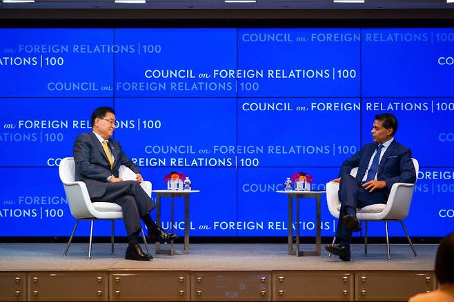 정의용 외교부 장관(왼쪽)이 지난 22일(현지시간) 미국외교협회(CFR) 초청 대담회에서 파리드 자카리아 CNN 앵커와 대담을 하고 있다. (사진=외교부 제공)