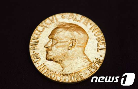 2018년 노벨 평화상 수상자에게 수여된 메달. (자료사진) © AFP=뉴스1