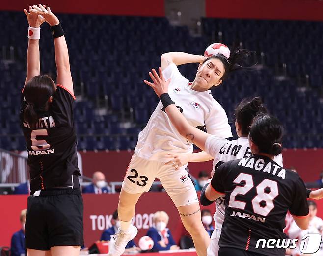 한국 여자 핸드볼이 아시아선수권 결승에 진출했다. © News1 송원영 기자