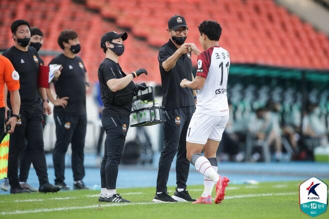 FC서울 안익수 감독이 골을 넣은 조영욱과 함께 기뻐하고 있다. (한국프로축구연맹 제공) © 뉴스1
