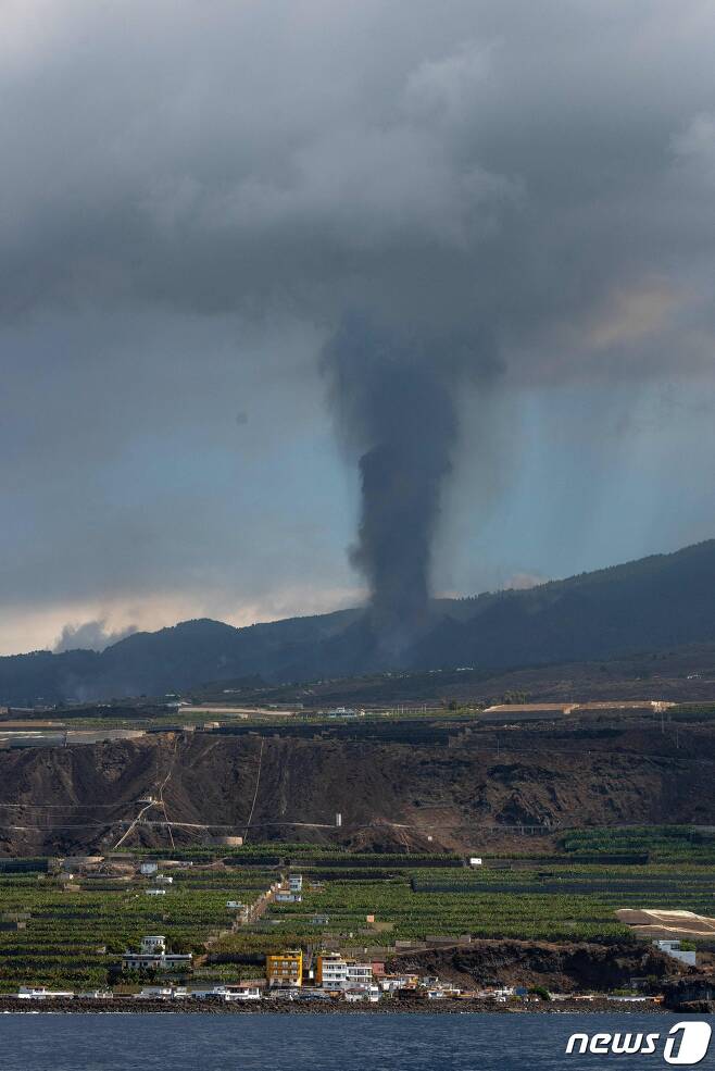 23일(현지시간) 스페인 카나리아제도 라팔마 섬에 있는 쿰브레 비에호 화산이 폭발해 화산재가 솟아오르고 있다. © AFP=뉴스1 © News1 우동명 기자