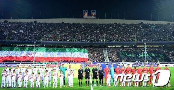 11일 오후(현지시간) 이란 테헤란 아자디 스타디움에서 열린 2018 러시아 월드컵 최종예선 A조 4차전 대한민국과 이란의 경기에서 이란 선발 출전 선수들이 애국가를 부르고 있다. 2016.10.12/뉴스1 © News1 박정호 기자