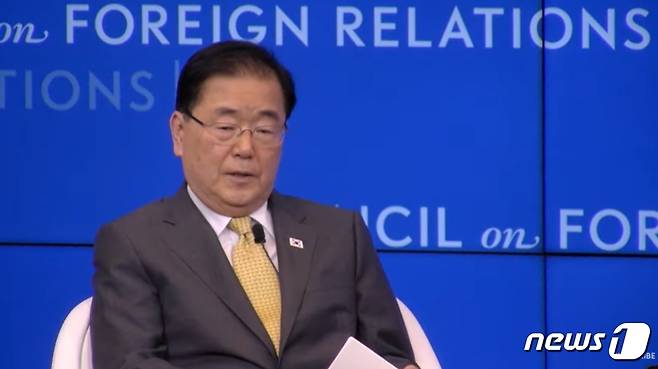 제76차 유엔총회 참석차 미국 뉴욕을 방문 중인 정의용 외교부 장관이 지난 22일(현지시간) 뉴욕 소재 싱크탱크인 미국 외교협회(CFR)의 초청으로 파리드 자카리아 CNN 앵커와 대담을 하고 있다.(CFR 유튜브 영상 캡처)© 뉴스1