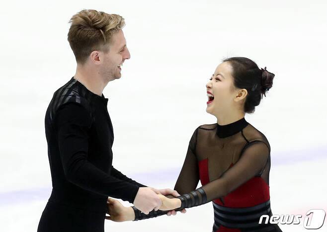 한국 피겨스케이팅 아이스댄스 대표 민유라(왼쪽)-대니얼 이튼. /뉴스1 © News1 이동해 기자