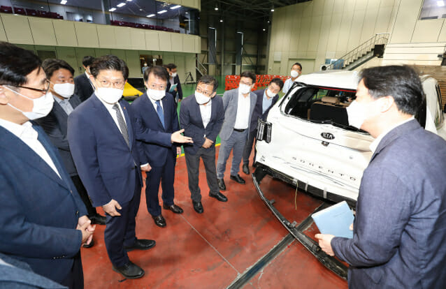 노형욱 국토교통부 장관(왼쪽 두 번째)이 24일 경기도 화성 자동차안전연구원을 방문, 자동차충돌시험장을 둘러보고 있다.