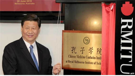 2010년 6월 호주 멜버른에 처음 개설된 공자학원 현판식에 참석한 시진핑 당시 중국 부주석. /포린 폴리시 캡처