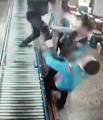 경기 성남의 한 택배 분류장에서 민노총 택배노조 간부가 비노조원 택배 기사의 가슴을 발로 걷어차는 모습이 담긴 CCTV 화면. /독자 제공