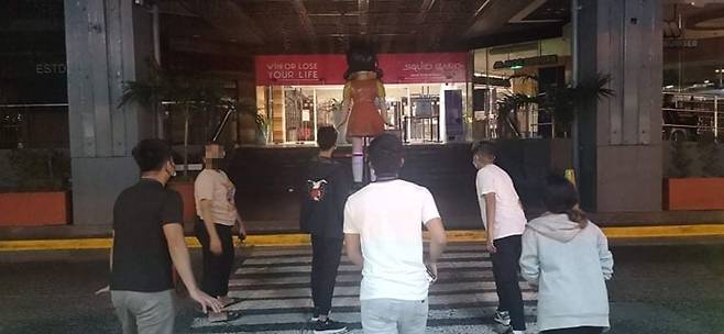 필리핀 네티즌이 넷플릭스 드라마 '오징어게임' 프로모션 현장에서 인증사진을 찍어 소셜미디어에 올렸다./ 페이스북
