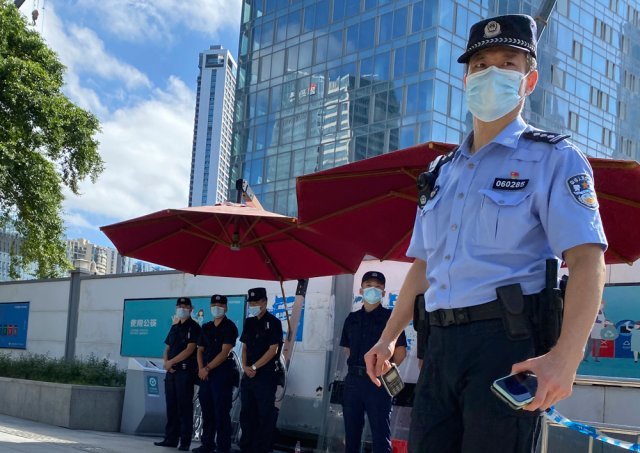 중국 최대 민영 부동산 개발 회사 헝다그룹이 파산 위기에 몰린 가운데 광둥성 선전시 헝다 본사 앞을 23일 공안이 지키고 서 있다. 선전=AP 뉴시스