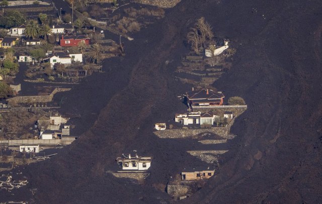 23일 화산 폭발로 분출된 용암이 스페인 카나리아스의 라 팔마 섬의 주택을 집어삼키고 있다. AP=뉴시스
