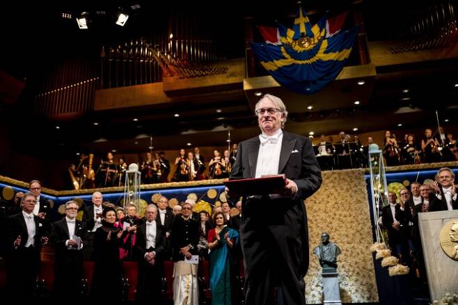 2019년 노벨 화학상 수상자로 선정된 스탠리 휘팅엄 미국 뉴욕주립대 교수가 같은 해 12월 10일 스웨덴 스톡홀름 콘서트홀에서 열린 노벨상 시상식에서 메달과 상패를 받고 있다.  노벨미디어 제공