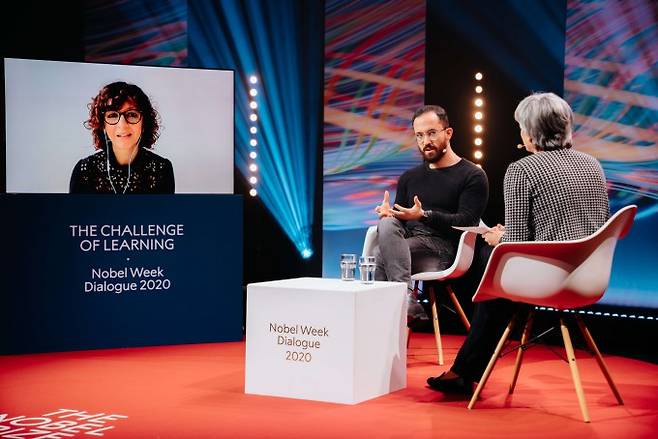 2020년 노벨 화학상 수상자인 에마뉘엘 샤르팡티에 독일 막스플랑크병원체연구소 교수(화면)가 화상을 통해 패널들과 대화하고 있다. 2021년 노벨상 시상식과 관련 행사도 코로나19 확산 여파로 온라인으로 진행된다. 노벨프라이즈아웃리치 제공